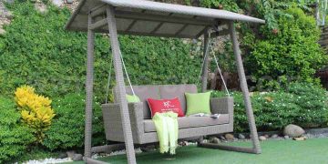 Ghế xích đu có đệm và mái che luôn được đánh giá cao từ người dùng