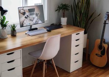 Trang trí bàn làm việc đơn giản đang là xu hướng của thế giới 