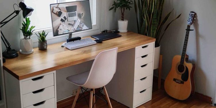Trang trí bàn làm việc đơn giản đang là xu hướng của thế giới