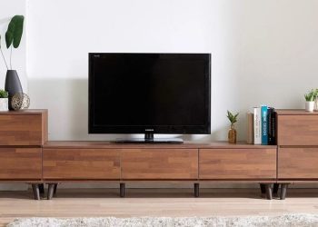 Kệ tivi gỗ tự nhiên luôn là sản phẩm được nhiều người chọn