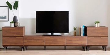 Kệ tivi gỗ tự nhiên luôn là sản phẩm được nhiều người chọn