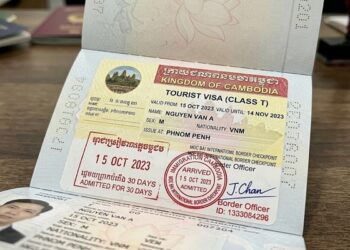 visa du lịch Campuchia (mẫu chữ T) được dán vào hộ chiếu cùng con dấu nhập cảnh